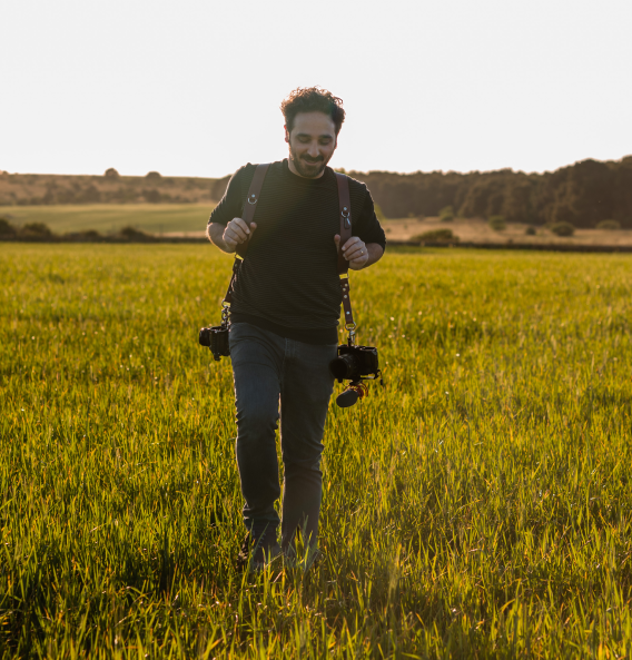 russo-6 1 Francesco Russo, in un campo di grano con la sua attrezzatura